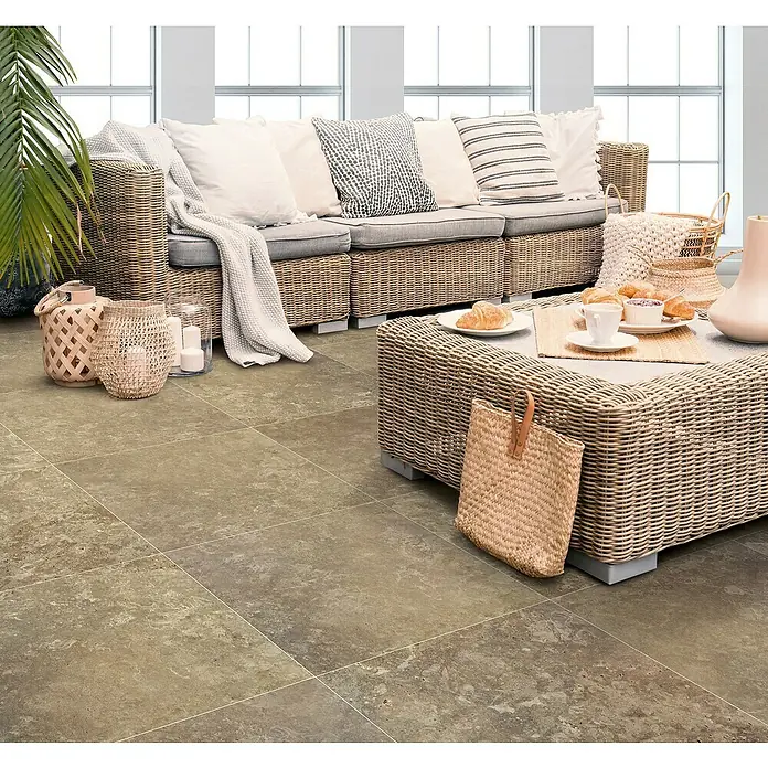 Feinsteinzeugfliese Tivoli Stone29,7 x 59,7 cm, Caramel, Matt - Wohnraum mit Bodenfliesen in Natursteinoptik, Rattanmöbeln und dekorativen Accessoires für ein gemütliches Ambiente.