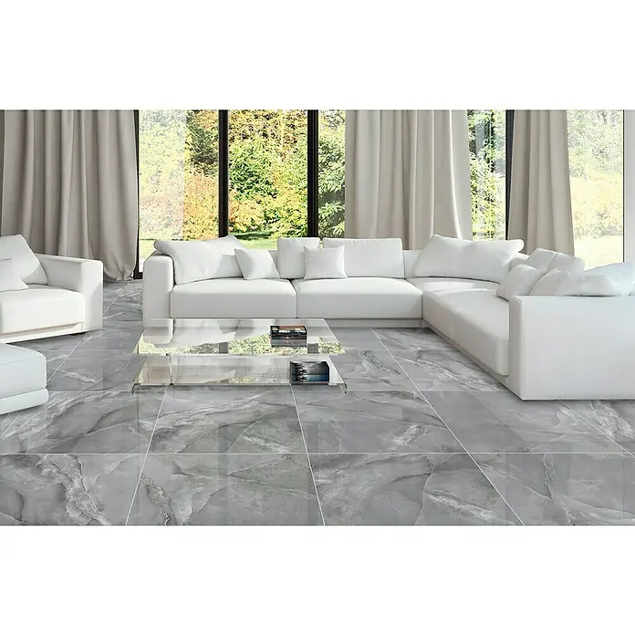 Opiart Feinsteinzeugfliese Stella - 59,7 x 59,7 cm, Grau, Glänzend - Elegantes Wohnzimmer mit grossformatigen grauen Marmorfliesen, die dem Raum ein modernes und luxuriöses Ambiente verleihen. Helle Möbel ergänzen den edlen Boden.