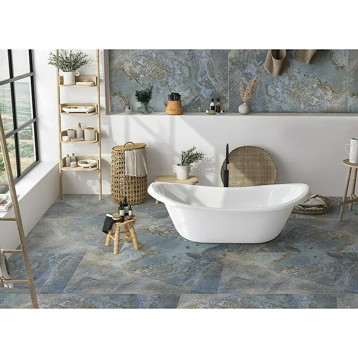 Feinsteinzeugfliese Tivoli Stone - 60 x 119,5 cm, Ocean, Glänzend - Ein Badezimmer mit einer freistehenden Badewanne, einem kleinen Hocker und einem Regal.