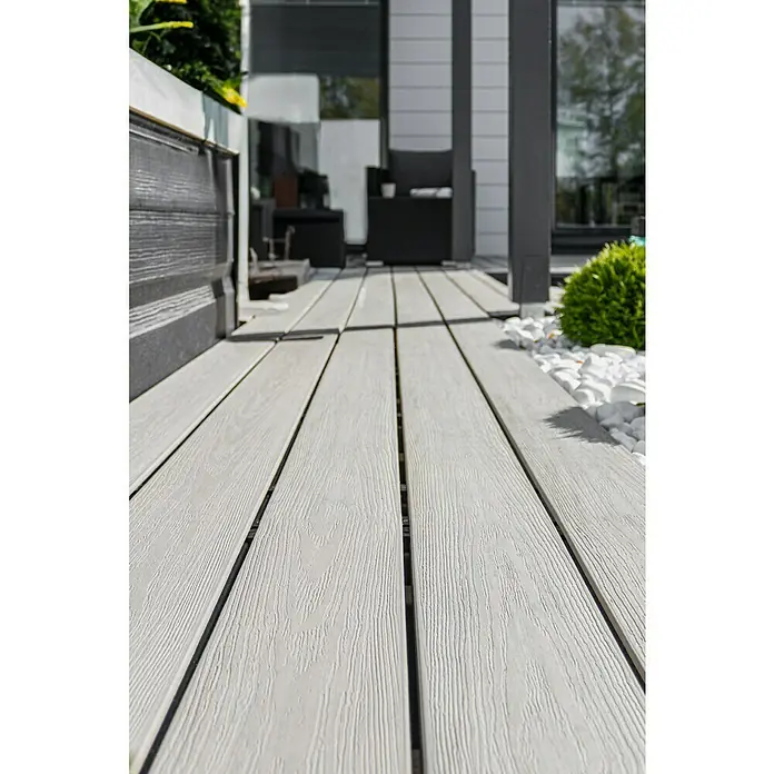 WPC-Terrassendiele Rheindeck Premium - 300 x 14 x 2,5 cm, Mainzer Teak - Nahaufnahme eines modernen grauen Terrassenbodens aus Holzverbundwerkstoff mit feiner Maserung und elegantem Design.