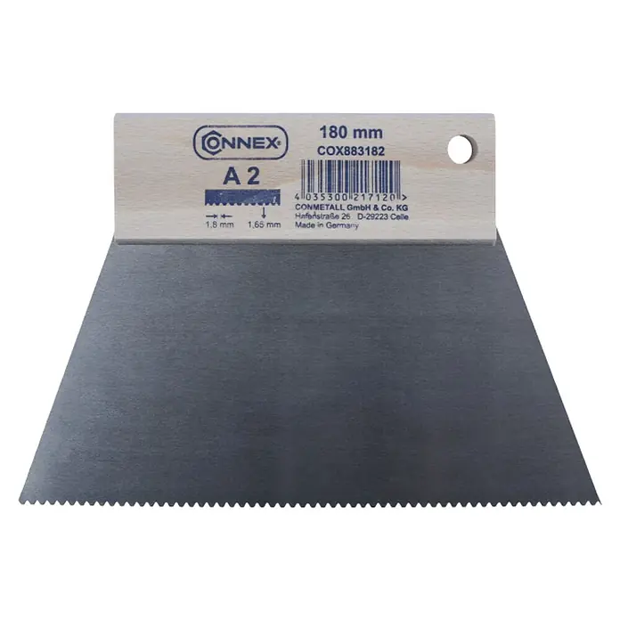 Connex Espátula dentada - Ancho de hoja: 180 mm, A2 - Imagen de una llana dentada CONNEX con mango de madera. Ideal para aplicar y extender materiales uniformemente.