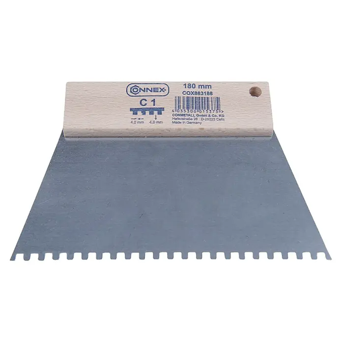 Connex Espátula dentada - Ancho de hoja: 180 mm, C1 - Aquí hay una llana dentada CONMETALL C1, de 180 mm de ancho. La herramienta tiene el número de artículo COX883188 y fue fabricada en Alemania.
