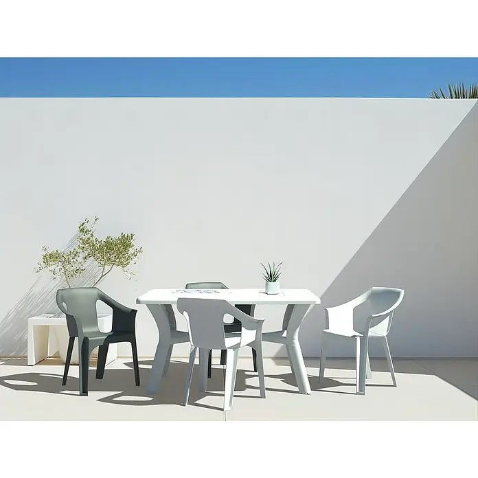 Mesa de jardín Tulipan - L x An x Al: 140 x 90 x 74 cm, Polipropileno, Blanco - Un entorno exterior minimalista con una mesa blanca y sillas elegantes, ideal para momentos de relax al aire libre.