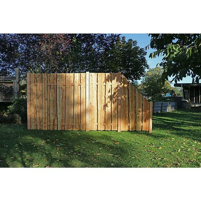 Joda Sichtschutzelement Vancouver - 180 x 180 cm, Holz, Naturbelassen - Holzzaun im Garten. Der Zaun besteht aus vertikalen Holzbrettern, die eine natürliche und rustikale Optik verleihen, umgeben von Bäumen.