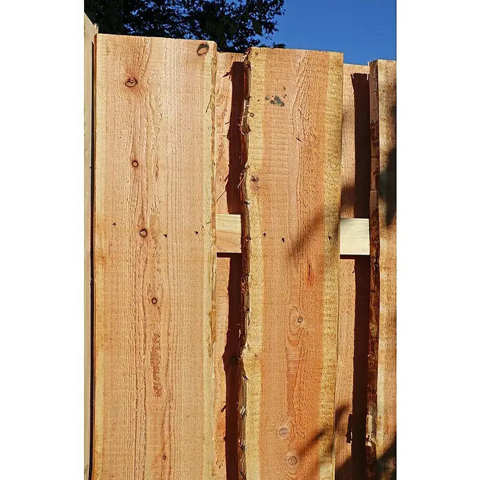 Joda Sichtschutzelement Vancouver - 90 x 180 cm, Holz, Naturbelassen - Nahaufnahme eines rustikalen Holzzauns, der die natürliche Maserung und Textur des unbehandelten Holzes hervorhebt.