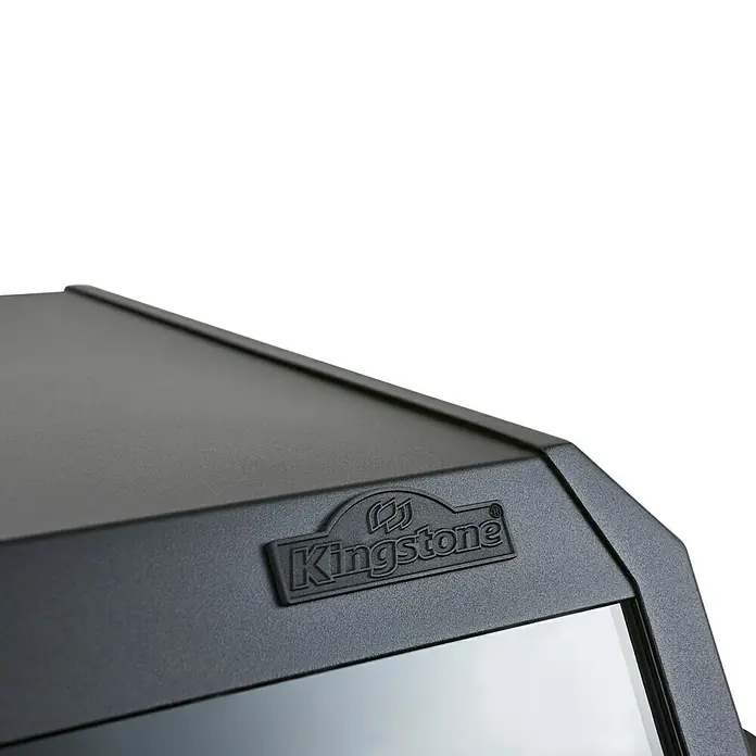 Kingstone KMS Gasgrill Cliff 6500 Beast Black Edition - Grillfläche (B x T): 90,5 x 45 cm, 21 kW, Anzahl Brenner: 6 Stk. - Nahaufnahme des Kingston-Logos auf einem schwarzen Gerät, das das Markenimage und das Design hervorhebt.