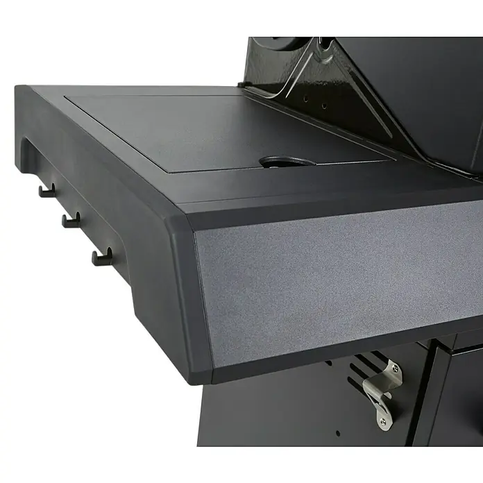 Kingstone KMS Gasgrill Cliff 6500 Beast Black Edition - Grillfläche (B x T): 90,5 x 45 cm, 21 kW, Anzahl Brenner: 6 Stk. - Nahaufnahme eines schwarzen Grilltisches mit Hakenleiste und Flaschenöffner. Ideal zum Zubereiten von Speisen beim Grillen im Freien.