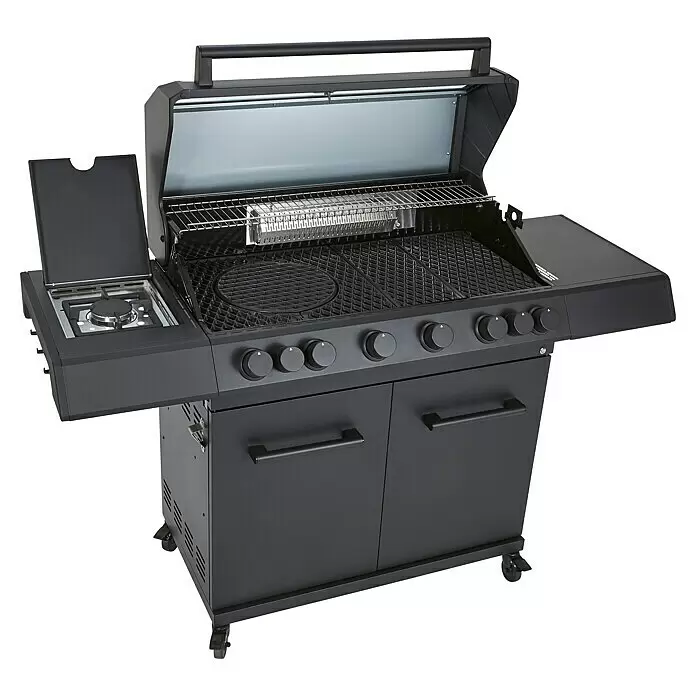 Kingstone KMS Gasgrill Cliff 6500 Beast Black Edition - Grillfläche (B x T): 90,5 x 45 cm, 21 kW, Anzahl Brenner: 6 Stk. - Schwarzer Gasgrill mit geöffnetem Deckel, mehreren Rosten, Seitenbrenner, Bedienknöpfen und Schränken auf Rollen.