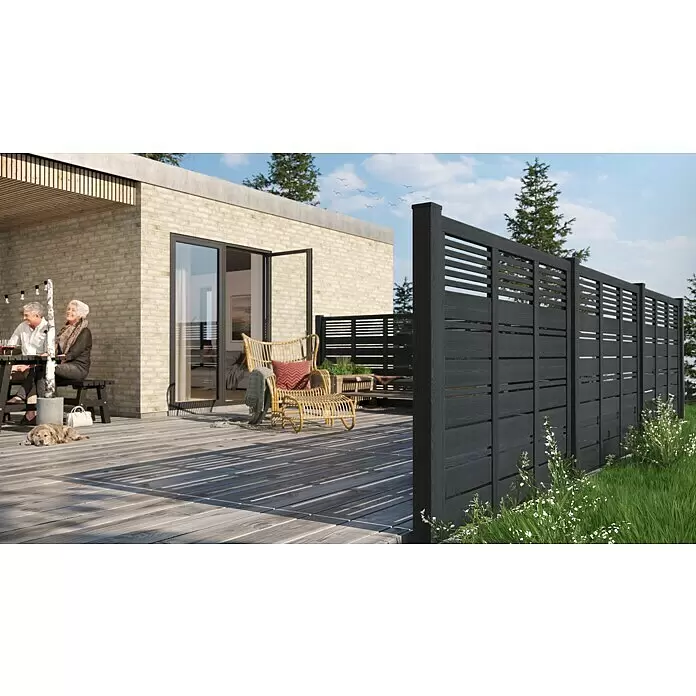 Plus Sichtschutzelement Silence - 176 x 170 cm, Holz, Schwarz - Dunkelgrauer Sichtschutzzaun mit horizontalen Lamellen, der eine Terrasse abschirmt.