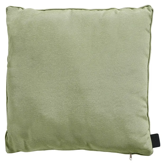 Madison Kissen Panama - 45 x 45 cm, Baumwoll-Polyester-Mischgewebe, Sage - Nahaufnahme eines quadratischen, hellgrünen Kissens mit leichtem Glanz und einem kleinen Etikett in der Ecke.