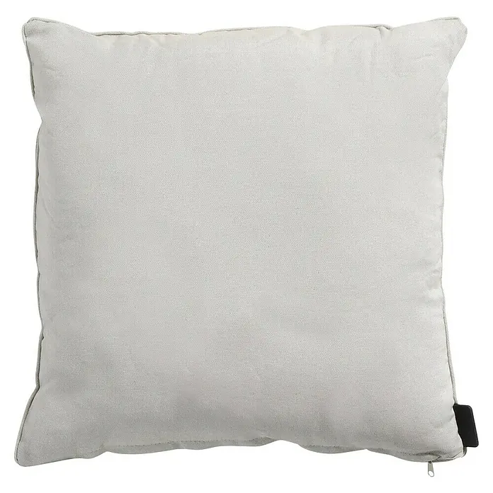 Madison Kissen Panama - 45 x 45 cm, Baumwoll-Polyester-Mischgewebe, Linnen - Quadratisches Kissen in hellem Grau mit einer subtilen Textur und einem kleinen, dunklen Etikett an der Seite.