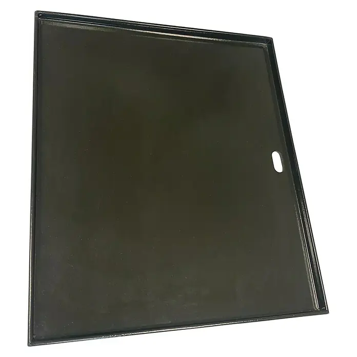 Kingstone Plancha para barbacoa - Acero, An x L: 45 x 39,3 cm, Específico para: Barbacoas de gas Kingstone Cliff - Imagen de una plancha de cocina negra, cuadrada, con borde elevado y orificio para el mango, ideal para cocinar diversos alimentos.