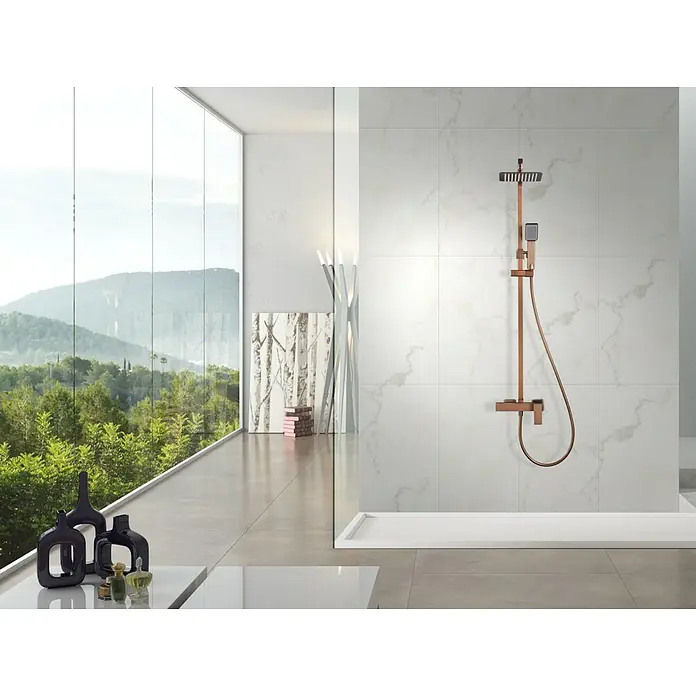 Imex Pisa Sistema de ducha - Grifo monomando, Oro rosa - Elegante baño con un moderno grifo de ducha en tonos cobre sobre una pared alicatada.