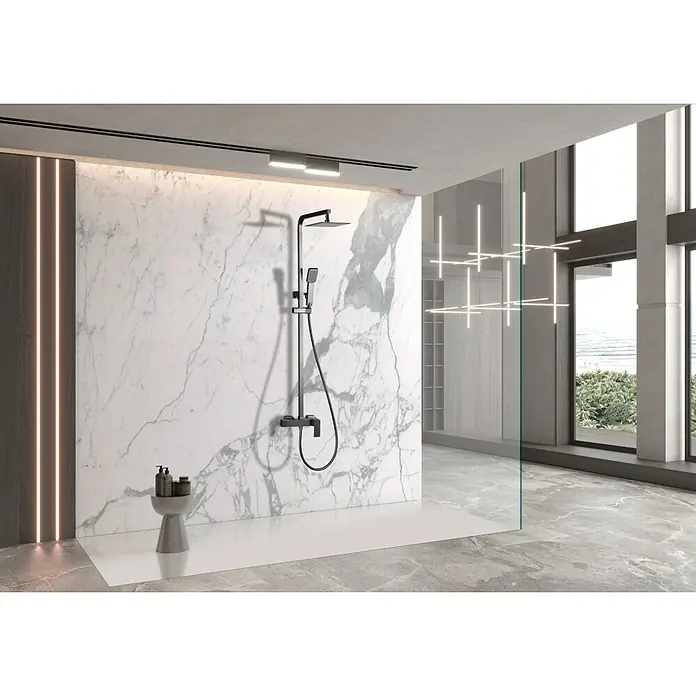 Imex Pisa Sistema de ducha - Grifo monomando, Black gun - Elegante conjunto de ducha negro moderno contra una pared de mármol. Diseño minimalista que se une a materiales de lujo.