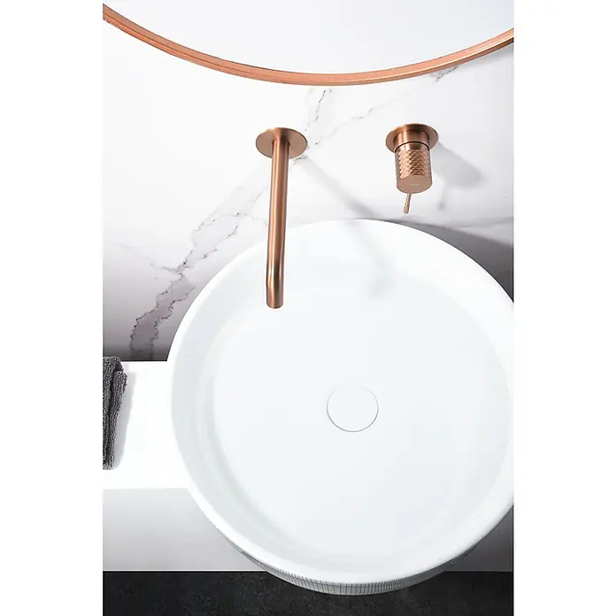 Imex Génova Grifo de lavabo empotrado - Oro rosa - Primer plano de un lavabo de cerámica blanca con accesorios de oro rosa, que muestra elegancia y diseño moderno de baño.