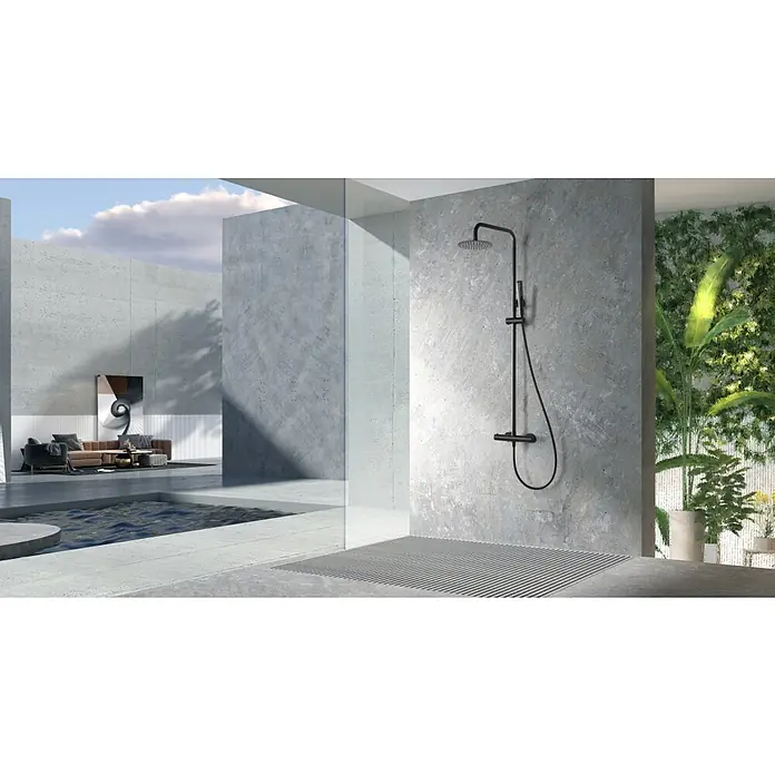 Imex Nápoles Sistema de ducha - Grifo termostático, Negro - Elegante y moderna grifería de ducha negra sobre pared de hormigón gris. Diseño minimalista para baños elegantes.