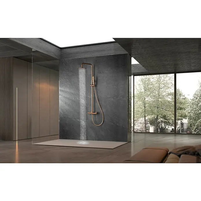 Imex Nápoles Sistema de ducha - Grifo termostático, Oro rosa - Amplia ducha con accesorios de oro rosa y mampostería de piedra gris, prometiendo una experiencia de baño lujosa y moderna.