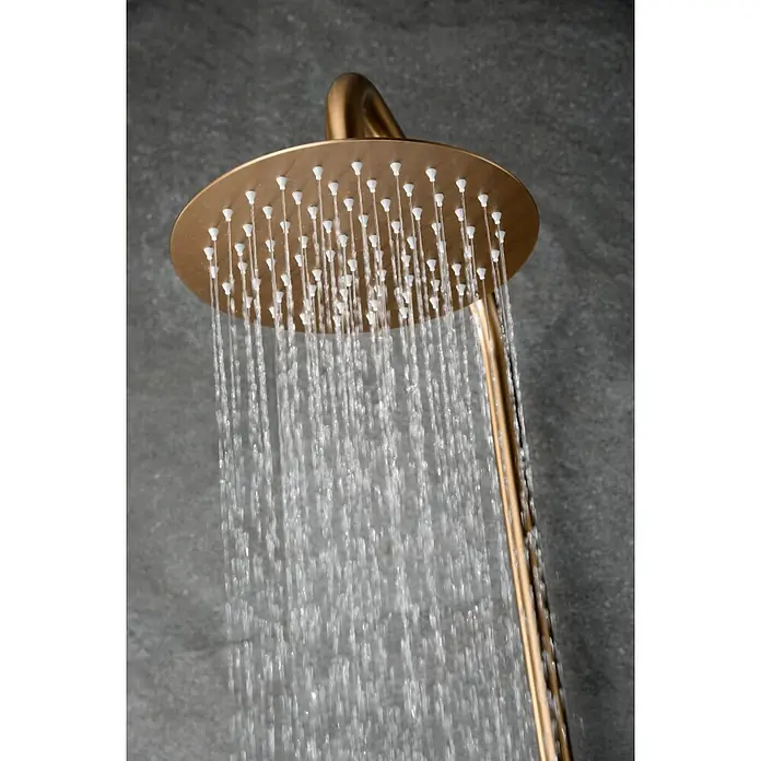 Imex Nápoles Sistema de ducha - Grifo termostático, Oro rosa - Primer plano de un cabezal de ducha dorado con chorros de agua sobre un fondo gris.