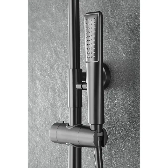 Imex Nápoles Sistema de ducha - Grifo termostático, Black gun - Primer plano detallado de un moderno cabezal de ducha negro mate con barra de ducha sobre una pared texturizada.