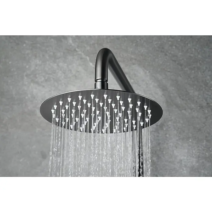 Imex Nápoles Sistema de ducha - Grifo termostático, Black gun - Primer plano de un moderno cabezal de ducha de lluvia que libera chorros de agua sobre un fondo gris.