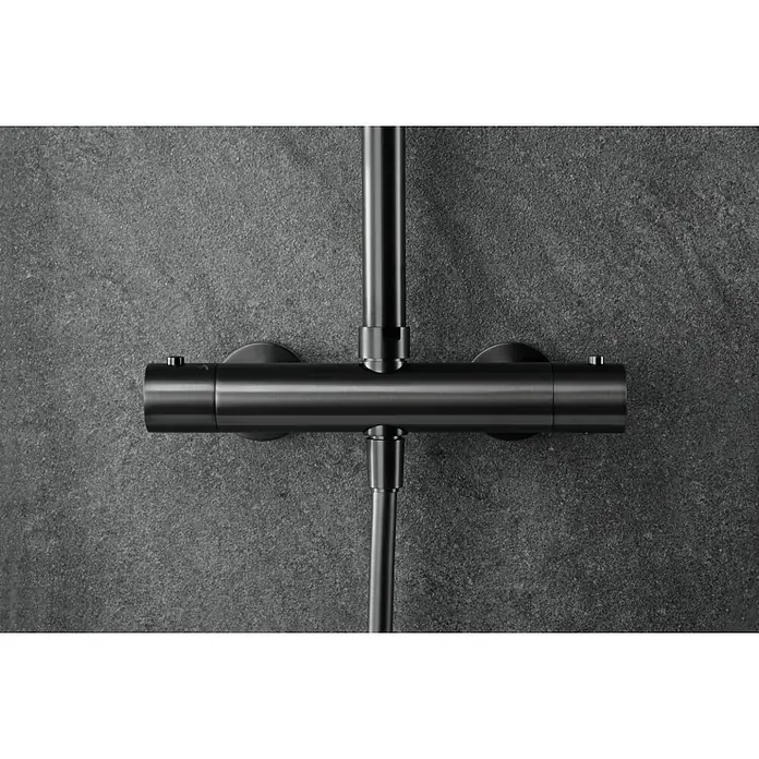 Imex Nápoles Sistema de ducha - Grifo termostático, Black gun - Primer plano de una elegante grifería de ducha negra montada en una pared oscura, mostrando su diseño moderno y minimalista.