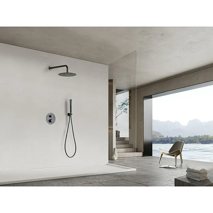 Imex Nápoles Sistema de ducha empotrado - Black gun - La imagen muestra una ducha moderna con accesorios oscuros y un gran cabezal de ducha en un elegante baño con vista panorámica.