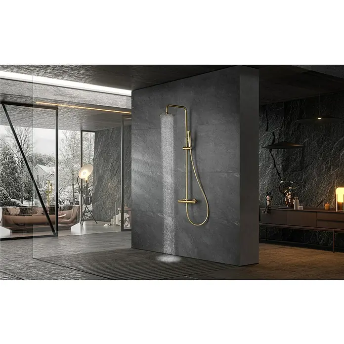 Imex Nápoles Sistema de ducha - Grifo termostático, Oro - Grifería de ducha dorada destacando sobre una pared oscura en un baño moderno. El diseño elegante añade un toque de lujo.