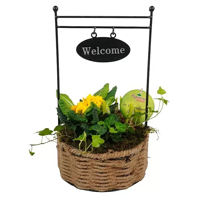 Piardino Garten-Arrangement -  - Seilumwickelter Pflanzentopf mit gelben Blumen, Grünpflanzen und einem schwarzen Metallständer mit „Welcome“-Schild.