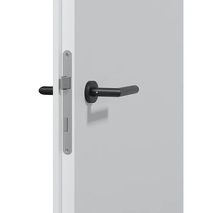 Invado Zimmertür ND1 ohne Schlüssellochbohrung - 735 x 1.985 mm, DIN Anschlag: Links, Verkehrsweiß matt, Röhrenspan - Nahaufnahme einer Tür mit einem eleganten schwarzen Türgriff und einem silbernen Schloss, das Design und Funktionalität vereint.