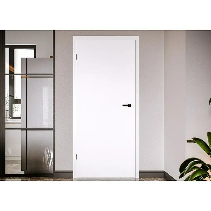 Invado Zimmertür ND1 ohne Schlüssellochbohrung - 735 x 1.985 mm, DIN Anschlag: Links, Verkehrsweiß matt, Röhrenspan - Die Aufnahme zeigt eine elegante, weiße Innentür mit einem schwarzen Türgriff in einem modern gestalteten Raum.