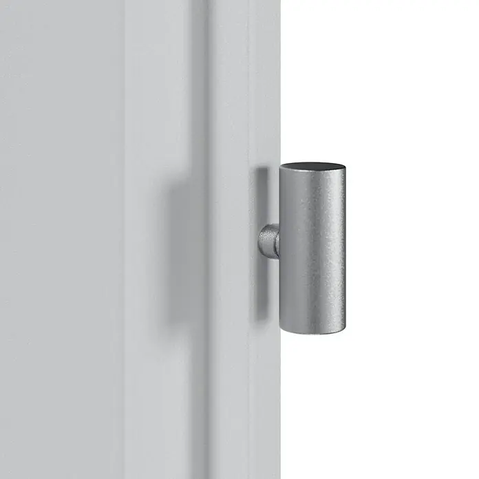 Invado Zimmertür ND1 ohne Schlüssellochbohrung - 735 x 1.985 mm, DIN Anschlag: Links, Verkehrsweiß matt, Röhrenspan - Nahaufnahme eines modernen, silberfarbenen Wandhaken, der Funktionalität und minimalistisches Design in einem Badezimmer oder einer Garderobe vereint.
