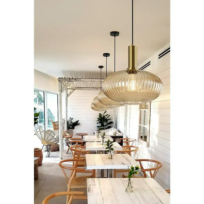 Lámpara colgante redonda - Ø x Al: 30 x 120 cm, Oro, E27 - Interior acogedor con mesas y elegantes lámparas colgantes, creando un ambiente cálido y confortable.