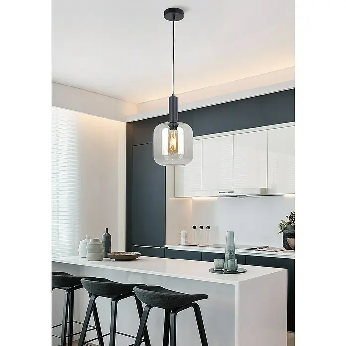 Lámpara colgante redonda - Ø x Al: 20 x 150 cm, Negro, E27 - Lámpara colgante moderna con pantalla de vidrio transparente y bombilla Edison, cuelga sobre una isla de cocina con taburetes.