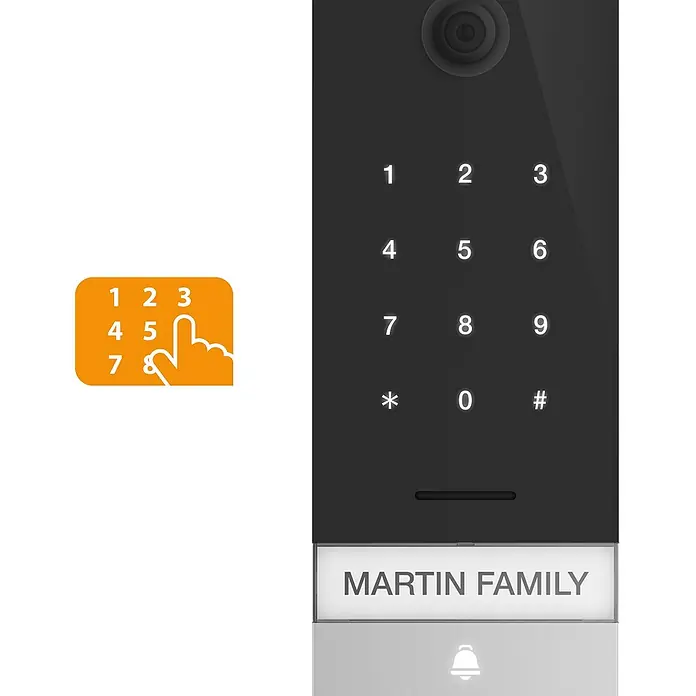 Extel Farb-Video-Türsprechanlage Code Connect - 2-Draht-Technik, Bildschirmgröße: 7″, 1.296 x 732 Pixel, Smarte Steuerung: Extel Connect - Das Bild zeigt eine moderne Türklingel mit einem Tastenfeld und einem Namensschild "MARTIN FAMILY". Eine Hand deutet die Eingabe.
