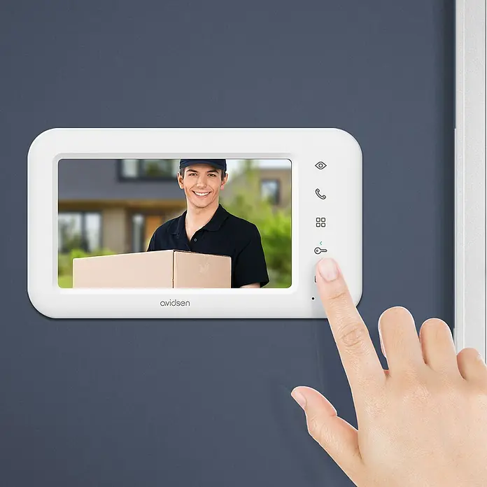 Avidsen Türklingel mit Kamera Smarte Video Türsprechanlage Elia - Weiß, Silber, 800 x 480 Pixel - Eine weiße Avidsen-Video-Türsprechanlage an einer Wand, die eine Person mit einer Paket zeigt, während eine Hand einen Knopf drückt.