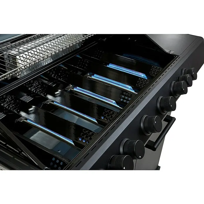 Kingstone KMS Gasgrill Cliff 6500 Beast Black Edition - Grillfläche (B x T): 90,5 x 45 cm, 21 kW, Anzahl Brenner: 6 Stk. - Nahaufnahme eines Gasgrills mit blauen Flammen und Drehknöpfen, der Grill ist bereit für ein Barbecue.