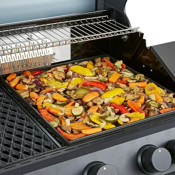Kingstone Grillplatte Plancha - Stahl, B x L: 45 x 39,3 cm, Passend für: Kingstone Cliff Gasgrills / Kingstone The Quad Gasgrills - Gemüse auf einer Grillplatte im Grill. Eine gesunde und leckere Art, Gemüse zuzubereiten.