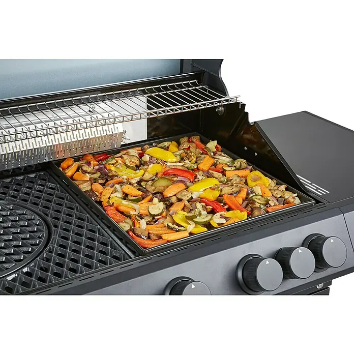 Kingstone Grillplatte Plancha - Stahl, B x L: 45 x 39,3 cm, Passend für: Kingstone Cliff Gasgrills / Kingstone The Quad Gasgrills - Bild eines Grills mit köstlichem Gemüse in einer Pfanne. Perfekt für ein gesundes und leckeres Grillerlebnis im Freien.