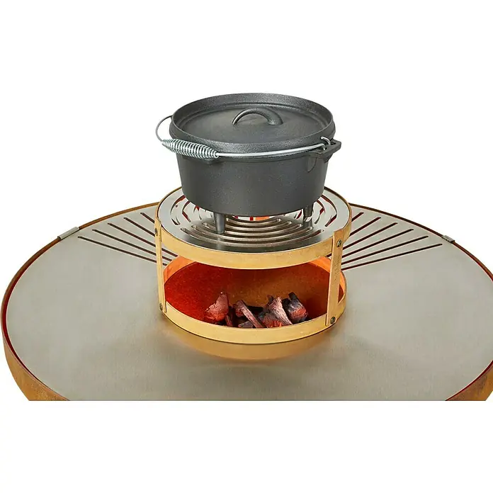 Kingstone Grillaufsatz - Ø x H: 30 x 15 cm, Passend für: Kingstone Plancha Grill - Ein emaillierter Dutch Oven mit Deckel steht auf einem goldenen Kochfeld, das mit Holzkohle befeuert wird. Perfekt für Outdoor-Kochabenteuer.