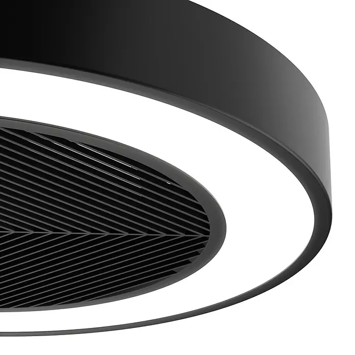 Sulion Ventilador de techo Leaf - Negro, 50 cm, 26 W, Blanco cálido - Primer plano de una moderna lámpara de techo LED redonda con marco negro y luz blanca brillante, creando un ambiente elegante.