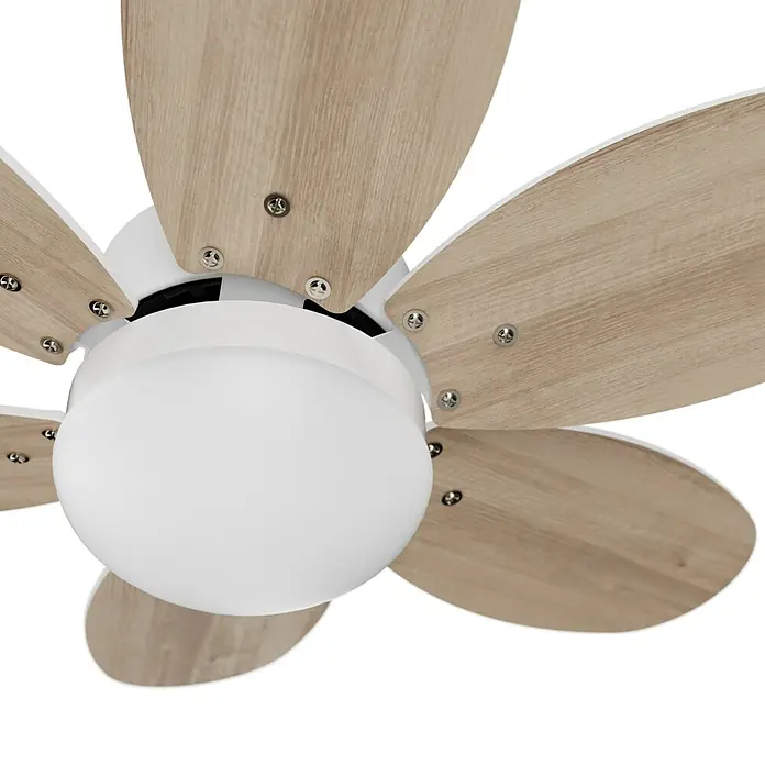Sulion Ventilador de techo Menfis - Madera, 75 cm, 9 W - Primer plano de un ventilador de techo blanco con aspas de madera clara, que muestra su diseño moderno y elegante.