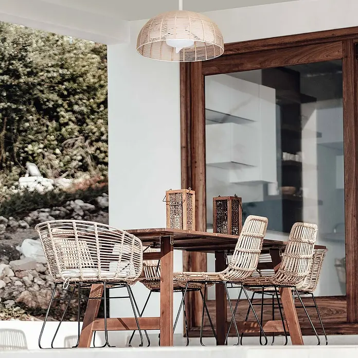 Sulion Ventilador de techo Atena - Beige, 55 cm, 10 W, Blanco cálido - Elegante conjunto de comedor con sillas de ratán, mesa de madera y lámpara colgante decorativa para un ambiente exterior acogedor.