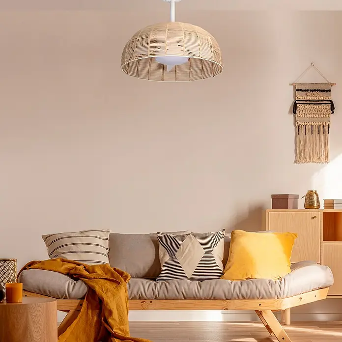 Sulion Ventilador de techo Atena - Beige, 55 cm, 10 W, Blanco cálido - Una lámpara colgante de ratán tejido cuelga sobre un espacio de estar elegante, con colores suaves y texturas, creando un ambiente relajado.