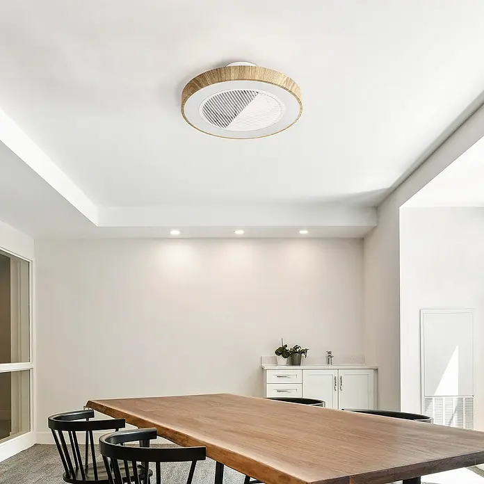 Sulion Ventilador de techo Leaf - Madera, 50 cm, 26 W, Blanco cálido - Una moderna lámpara de techo con marco de madera y ventilador integrado en una habitación luminosa. Su diseño elegante ofrece iluminación y circulación de aire.