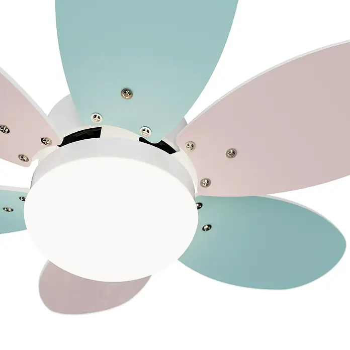 Sulion Ventilador de techo Menfis - Rosa/Azul pastel, 75 cm, 9 W - Primer plano de un ventilador de techo con aspas pintadas de rosa y azul y una lámpara blanca.