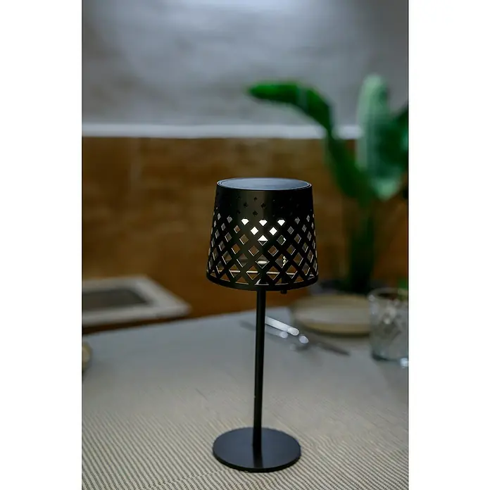 New Garden Lámpara de sobremesa solar Gretita - 1,5 W, Negro, Blanco cálido, IP44 - Elegante lámpara de mesa con pantalla calada, creando una luz cálida y un ambiente atmosférico.