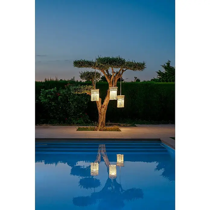 New Garden Lámpara colgante Mykonos - 9 W, Ø x Al: 30 x 40 cm, Blanco - Tres faroles con flecos colgados de un árbol iluminan la piscina y se reflejan en el agua. Decoración exterior elegante para un ambiente cálido.