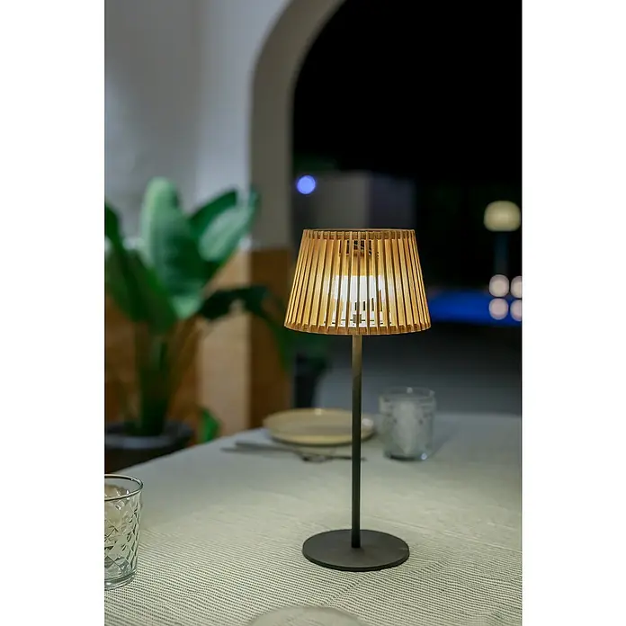 New Garden Okinawa Lámpara de sobremesa solar - 9 W, Marrón, IP54 - Lámpara de mesa con pantalla de madera ilumina suavemente una mesa puesta.