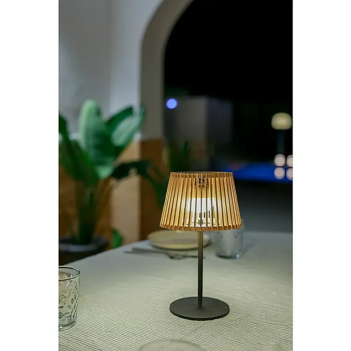 New Garden Okinawa Lámpara de sobremesa solar - 9 W, Marrón, IP54 - Elegante lámpara de mesa con pantalla de madera y base de metal, creando un ambiente cálido y acogedor. Perfecta para cenas elegantes al aire libre.