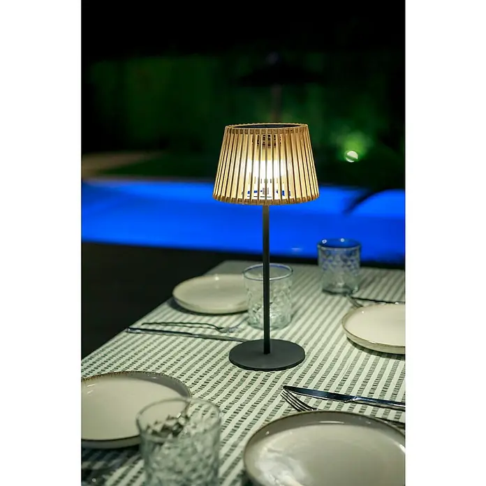 New Garden Okinawa Lámpara de sobremesa solar - 9 W, Marrón, IP54 - Lámpara de mesa de madera en un entorno de mesa al aire libre, creando un ambiente cálido y acogedor.